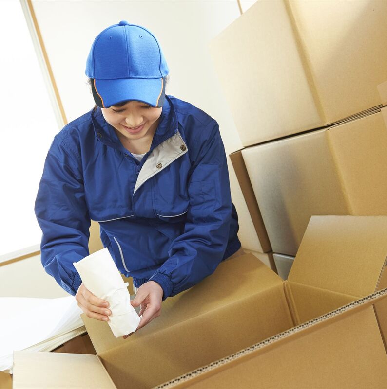 梱包作業を進める女性スタッフ